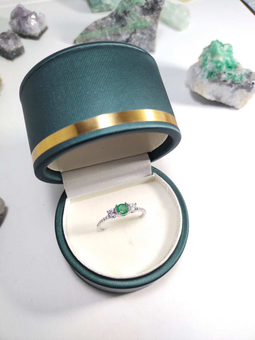 Anillo Oro blanco con plata esmeralda natural talla redonda tamaño 4,5mm