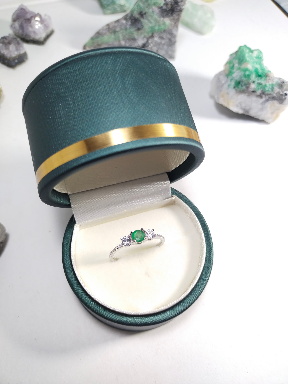 Anillo Oro blanco con plata esmeralda natural talla redonda tamaño 4,5mm