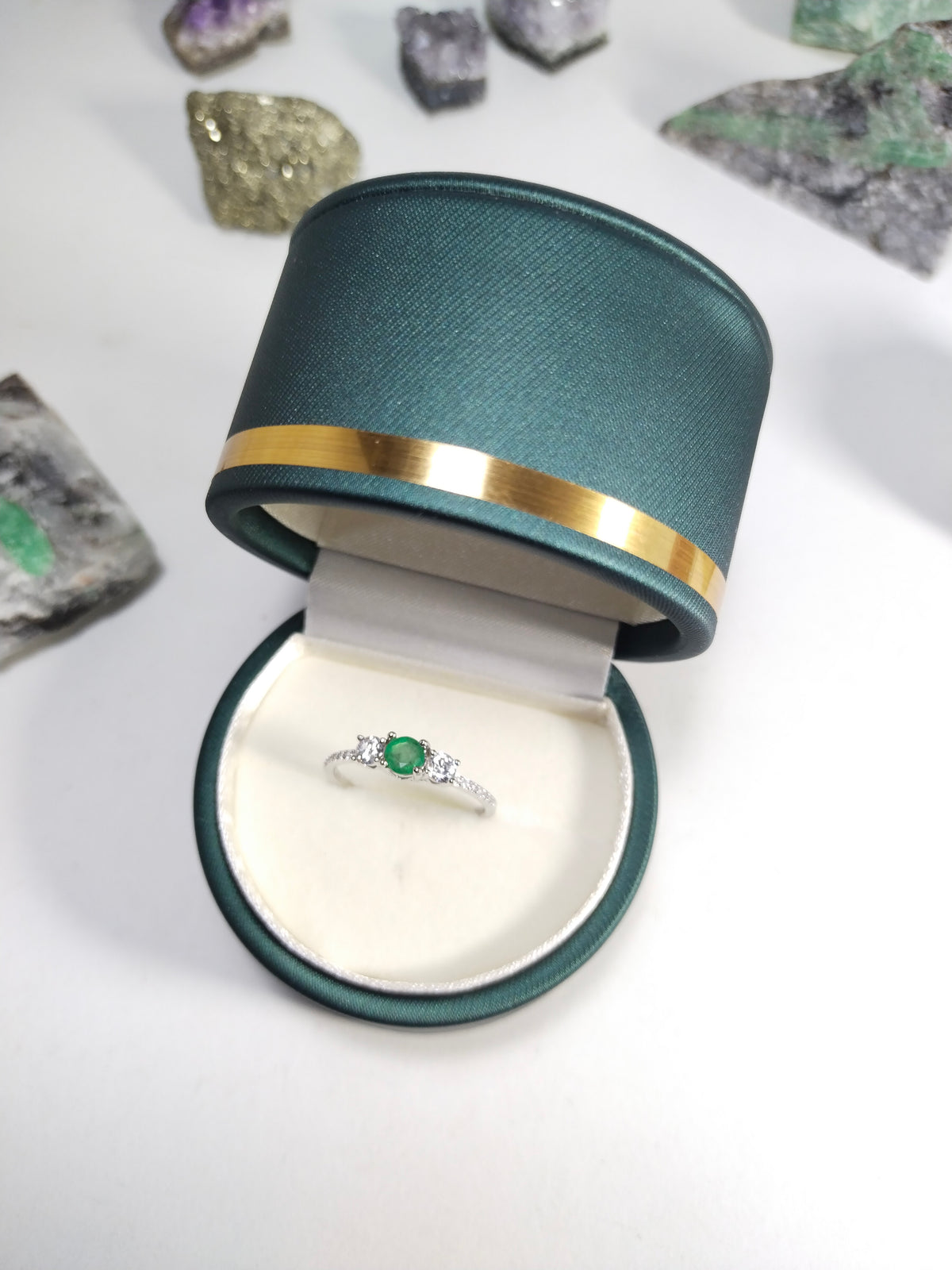 Anillo Oro blanco con plata esmeralda natural talla redonda tamaño 4,5mm