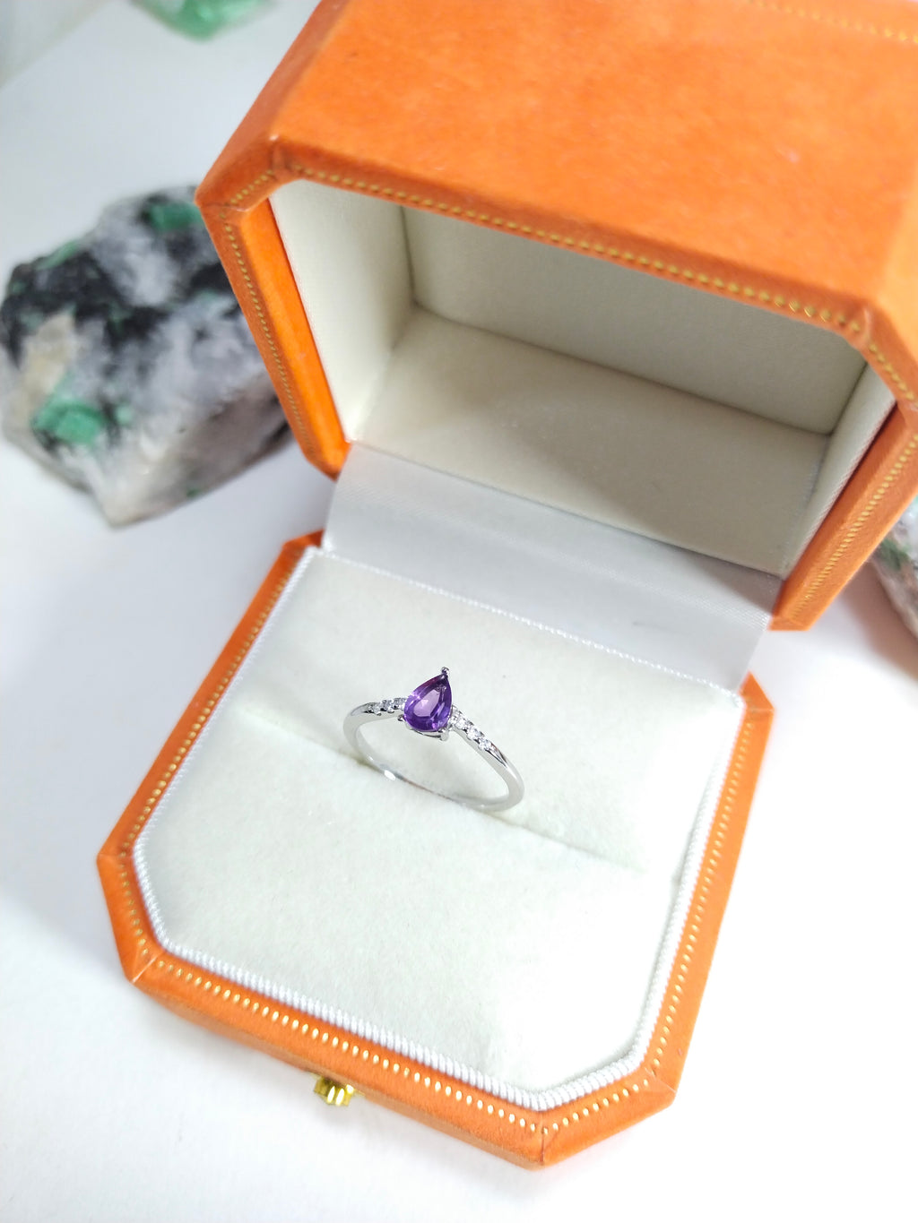 Anillo amatista Pera / Lagrima natural Oro blanco con plata Joyeria acendrado cali