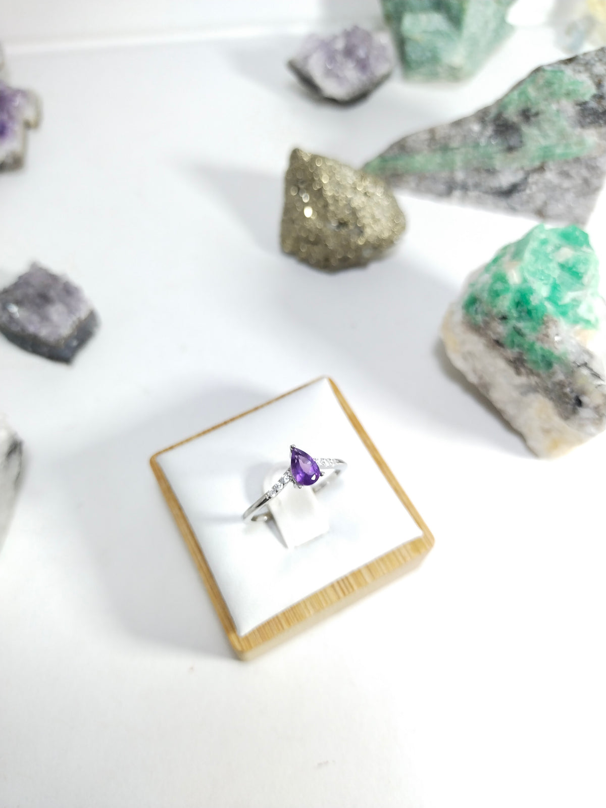 Anillo amatista Pera / Lagrima natural Oro blanco con plata Joyeria acendrado cali