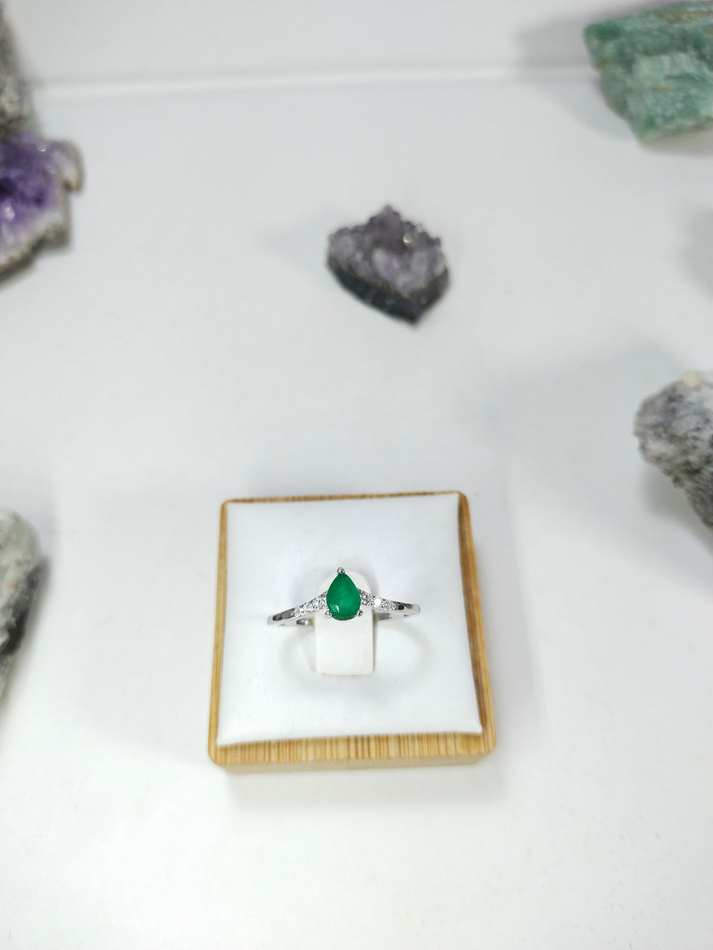 Anillo de Oro Blanco y Plata con Esmeralda Natural Certificada, Corte Gota