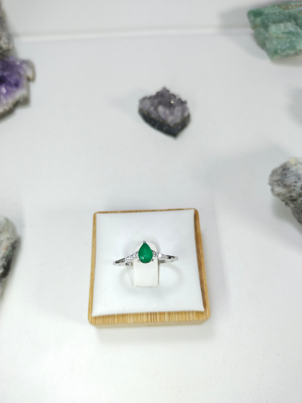 Anillo de Oro Blanco y Plata con Esmeralda Natural Certificada, Corte Gota