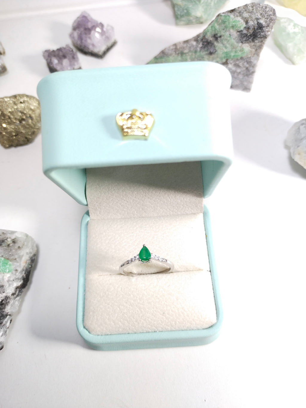 Anillo de Oro Blanco y Plata con Esmeralda Natural Certificada, Corte Gota