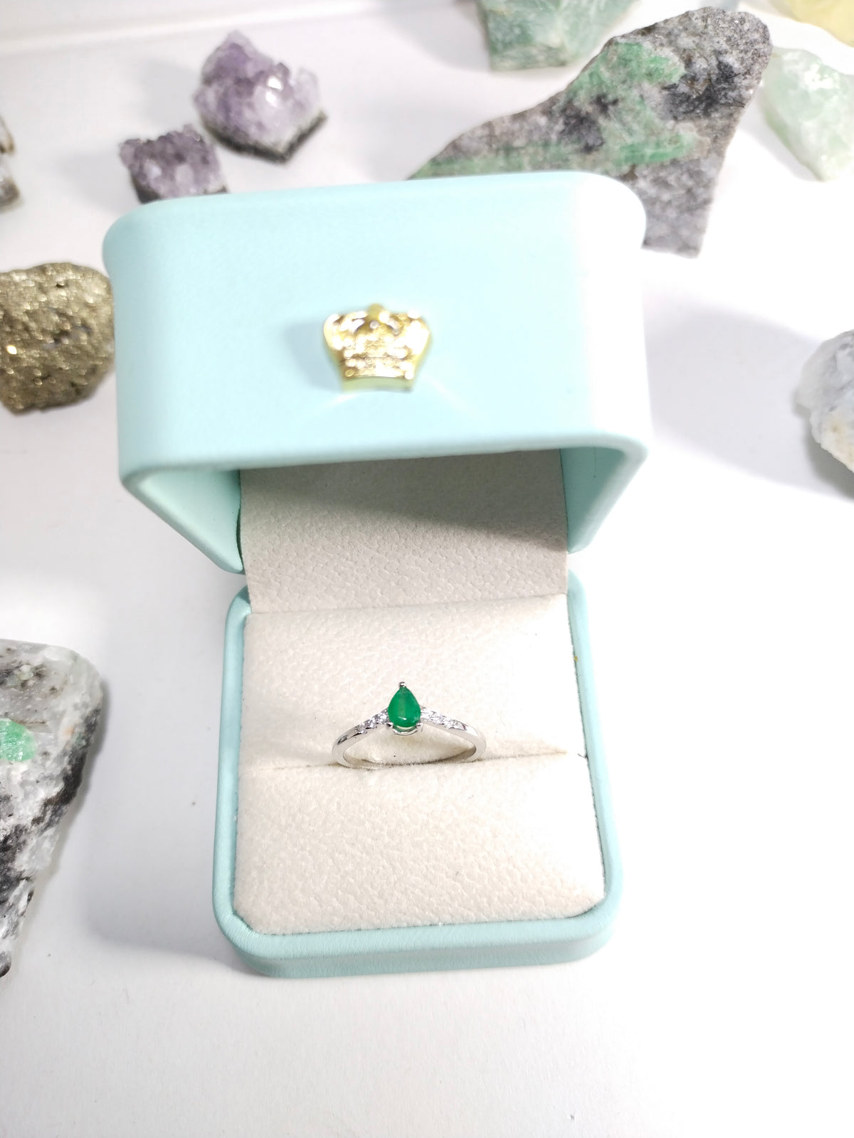 Anillo de Oro Blanco y Plata con Esmeralda Natural Certificada, Corte Gota