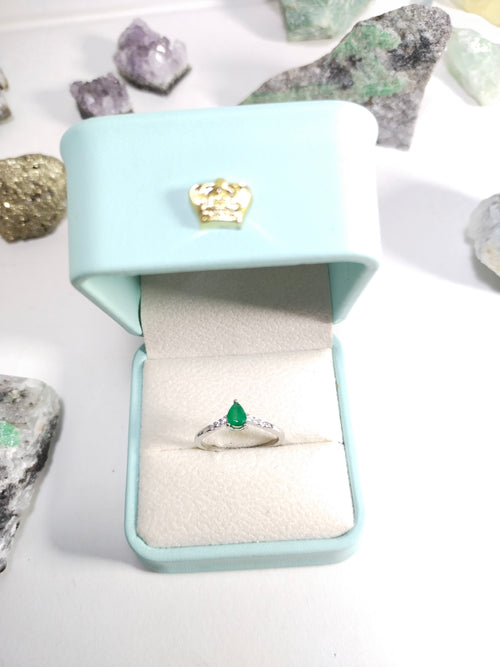 Anillo de Oro Blanco y Plata con Esmeralda Natural Certificada, Corte Gota