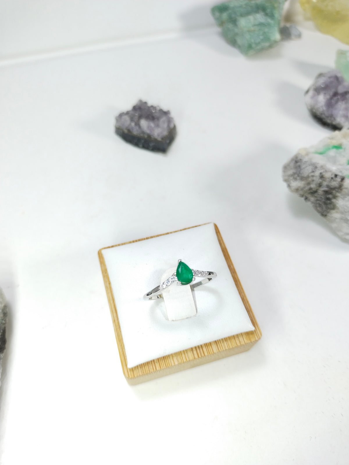 Anillo de Oro Blanco y Plata con Esmeralda Natural Certificada, Corte Gota